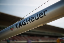 Реклама Tag Heuer на оборудовании для пит-стопа Red Bull Racing
