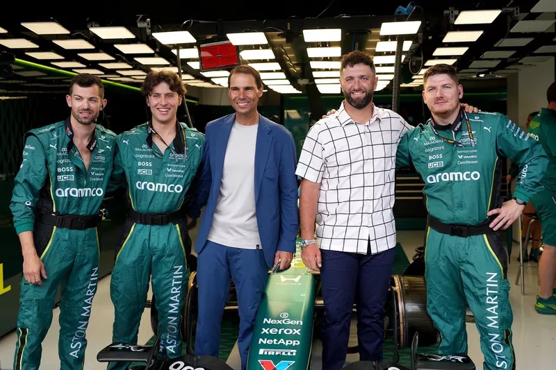Rafael Nadal et Jon Rahm visitent le stand de l'écurie Aston Martin F1.