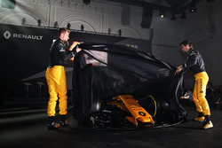Nico Hülkenberg und Jolyon Palmer enthüllen den Renault RS17