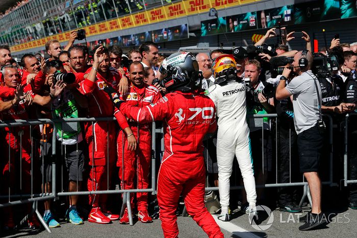 Sebastian Vettel, Ferrar iy Ganador de la carrera  Lewis Hamilton, Mercedes AMG F1 celebra en parc f