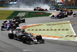 Kevin Magnussen, Haas F1 Team VF-17, Daniil Kvyat, Scuderia Toro Rosso STR12, as Romain Grosjean, Haas F1 Team VF-17, locks up in the background