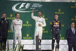 Podium: Nico Rosberg, Mercedes AMG F1, segundo; Lewis Hamilton, Mercedes AMG F1, ganador; Max Versta
