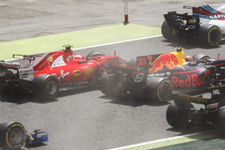 Столкновение: Кими Райкконен, Ferrari SF70H, и Макс Ферстаппен, Red Bull Racing RB13