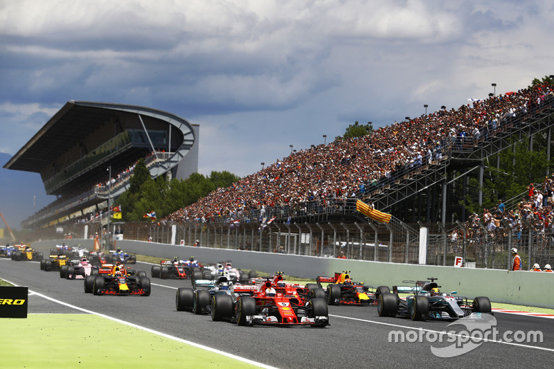 Lewis Hamilton, Mercedes AMG F1 W08, Sebastian Vettel, Ferrari SF70H, lead the field away at the start of the race