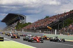 Lewis Hamilton, Mercedes AMG F1 W08, Sebastian Vettel, Ferrari SF70H, líder del grupo al inicio