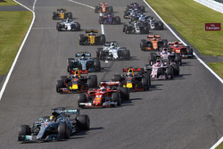 Старт гонки: Льюис Хэмилтон, Mercedes AMG F1 W08, Себастьян Феттель, Ferrari SF70H, Макс Ферстаппен