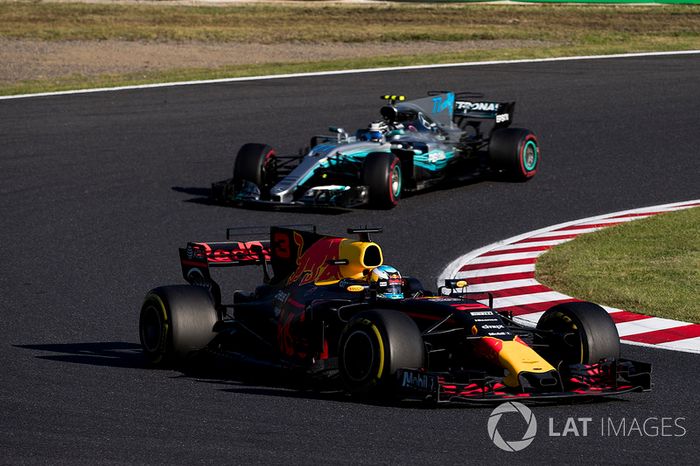  Daniel Ricciardo, Red Bull Racing RB13, Valtteri Bottas, Mercedes AMG F1 W08