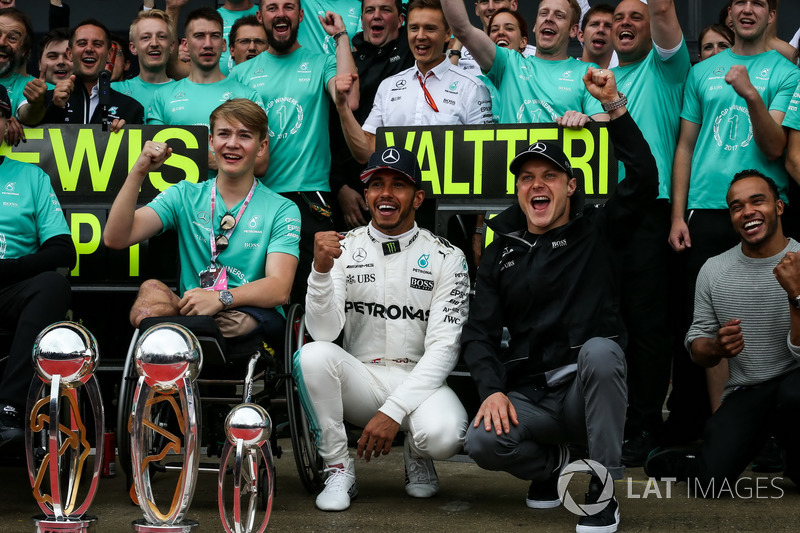 Race winner Lewis Hamilton, Mercedes AMG F1 celebrates with his brother Nicolas Hamilton, Valtteri Bottas, Mercedes AMG F1, Billy Monger and the team