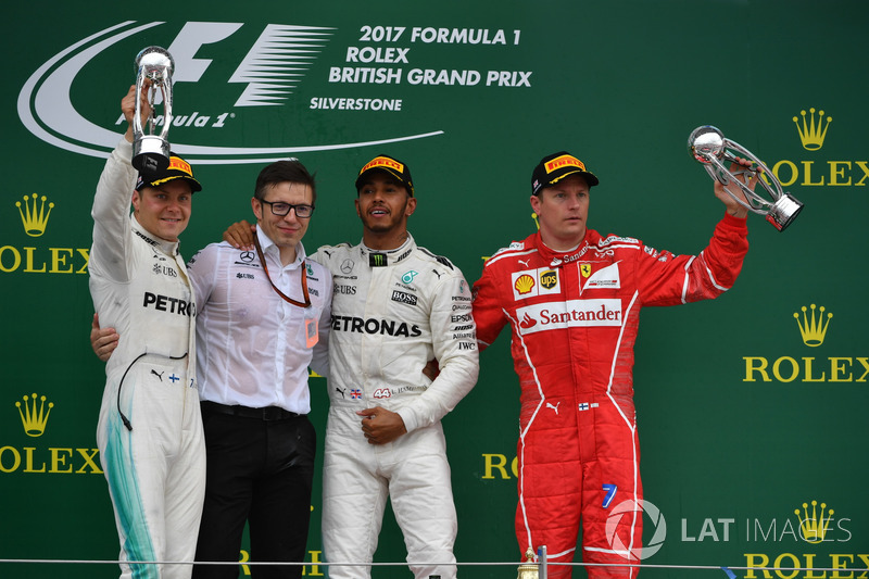 Podio: il vincitore della gara Lewis Hamilton, Mercedes AMG F1, il secondo classificato Valtteri Bottas, Mercedes AMG F1, il terzo classificato Kimi Raikkonen, Ferrari, Peter Bonnington, ingegnere di pista Mercedes AMG F1