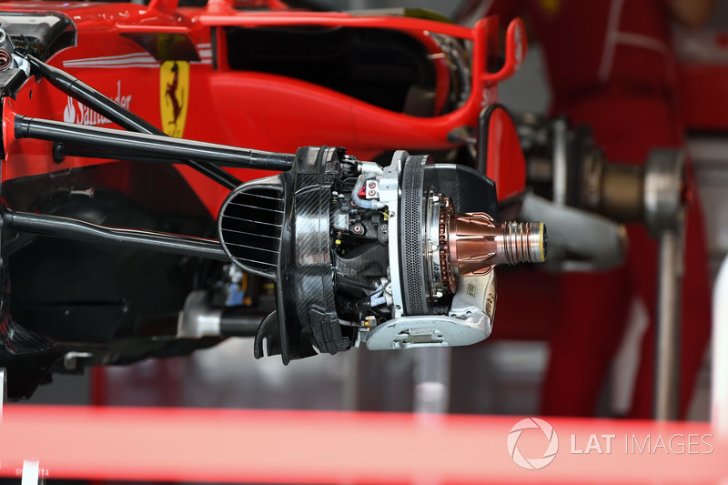 Detalle del freno delantero y el eje del Ferrari SF70H