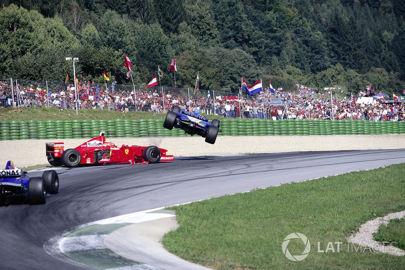 Jean Alesi, Eddie Irvine, crash