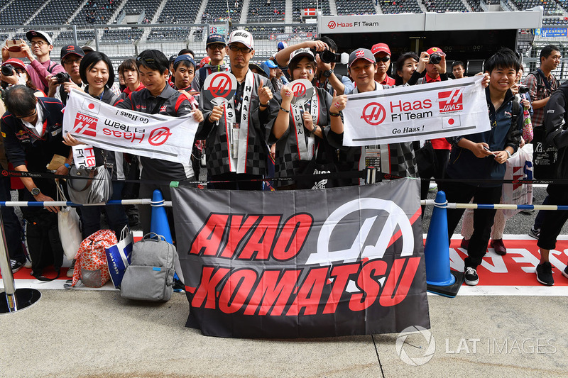 Haas F1 fans and banners