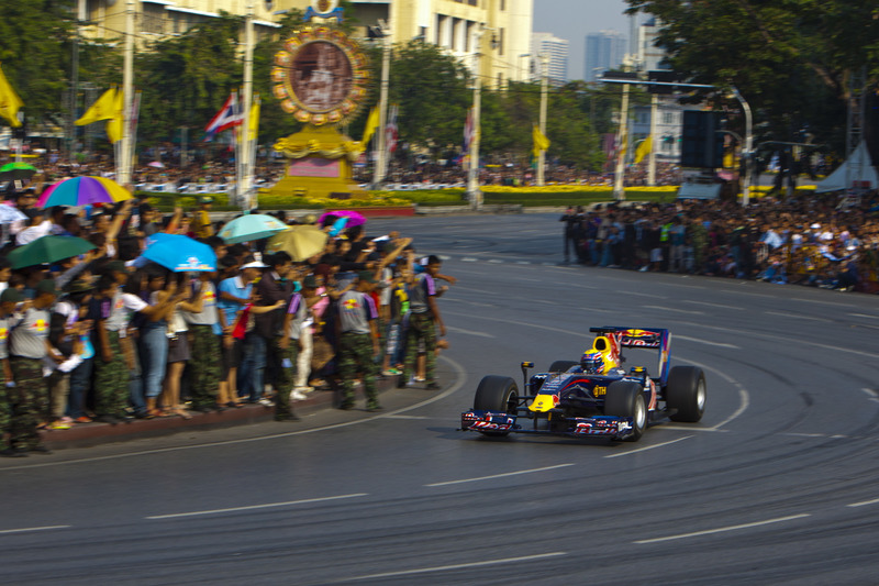 Mark Webber, Red Bull RB6, beraksi di jalanan Bangkok, Thailand