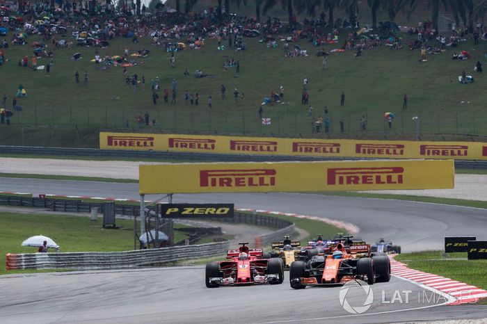 Fernando Alonso, McLaren MCL32 y Sebastian Vettel, Ferrari SF70H