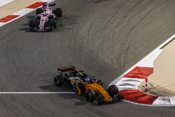Jolyon Palmer, Renault Sport F1 Team RS17, Sergio Perez, Force India VJM10