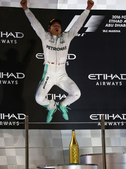 Podium: 2. und Weltemeister Nico Rosberg, Mercedes AMG Petronas F1 W07