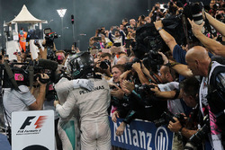 Sieger Lewis Hamilton, Mercedes AMG F1 mit Nico Rosberg, Mercedes AMG F1 im Parc Ferme