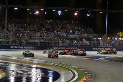 Sebastian Vettel, Ferrari SF70H op kop. Max Verstappen, Red Bull Racing RB13 en Kimi Raikkonen, Ferr