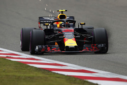 Max Verstappen, Red Bull Racing RB14 Tag Heuer kıvılcım saçıyor
