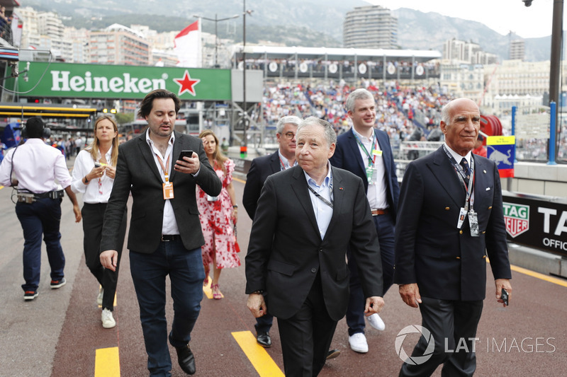 Jean Todt, président FIA, arrive dans le paddock