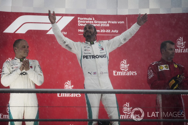 Podio: Valtteri Bottas, Mercedes AMG F1, Lewis Hamilton, Mercedes AMG F1, y Kimi Raikkonen, Ferrari