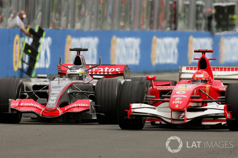 Pedro de la Rosa, McLaren Mercedes MP4-21 lotta con Michael Schumacher, Ferrari 248 F1