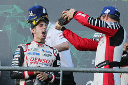 Sur le podium: le vainqueur #8 Toyota Gazoo Racing Toyota TS050: Sébastien Buemi
