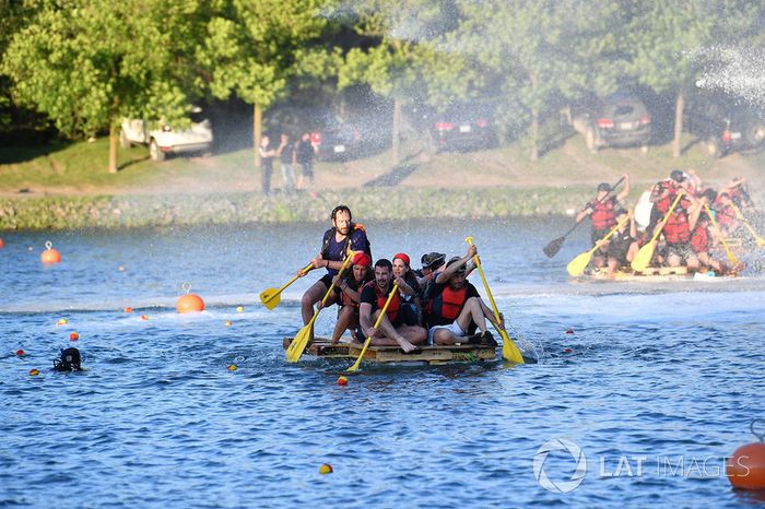 La carrera de balsas
