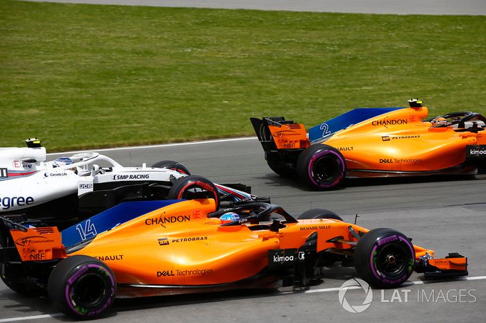 Stoffel Vandoorne, McLaren MCL33, leads Fernando Alonso, McLaren MCL33, Sergey Sirotkin, William