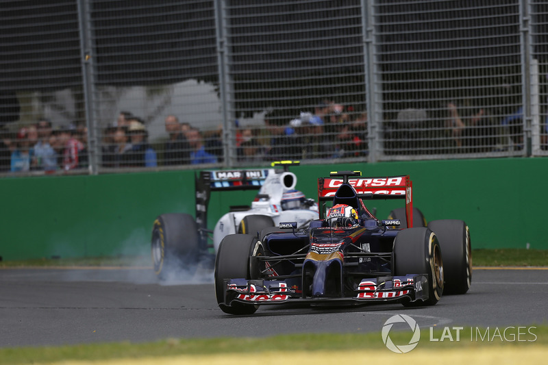 Daniil Kvyat, Toro Rosso STR9, precede Valterri Bottas, Williams FW36