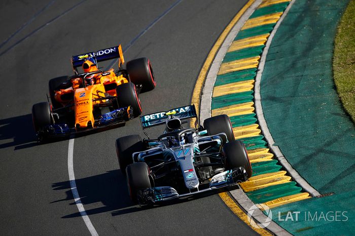 Valtteri Bottas, Mercedes AMG F1 W09, leads Stoffel Vandoorne, McLaren MCL33 Renault