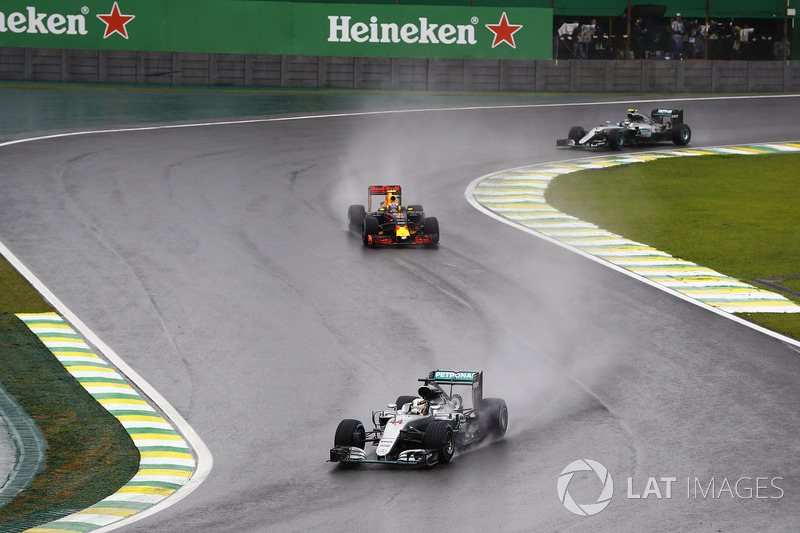 Lewis Hamilton, Mercedes F1 W07 Hybrid leads Max Verstappen, Red Bull Racing RB12 and Nico Rosberg, 