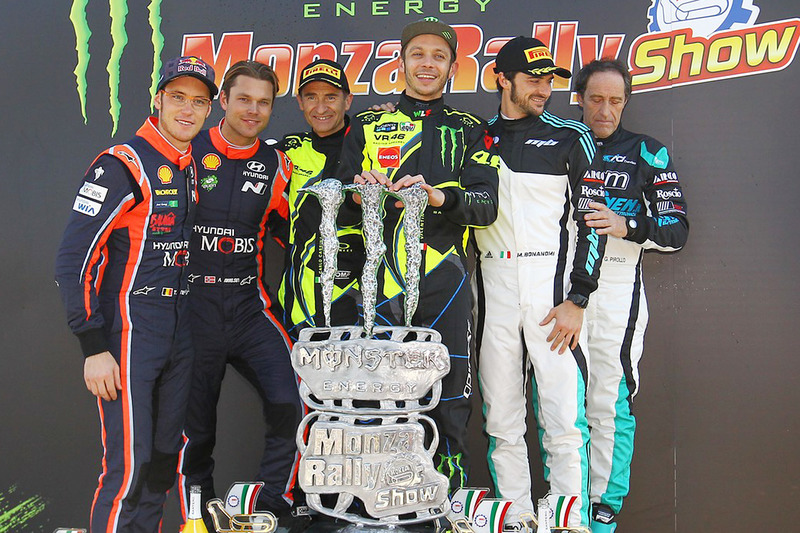 Winnaars Valentino Rossi, Carlo Cassina, Ford Fiesta WRC, tweede plaats Andreas Mikkelsen, Thierry N