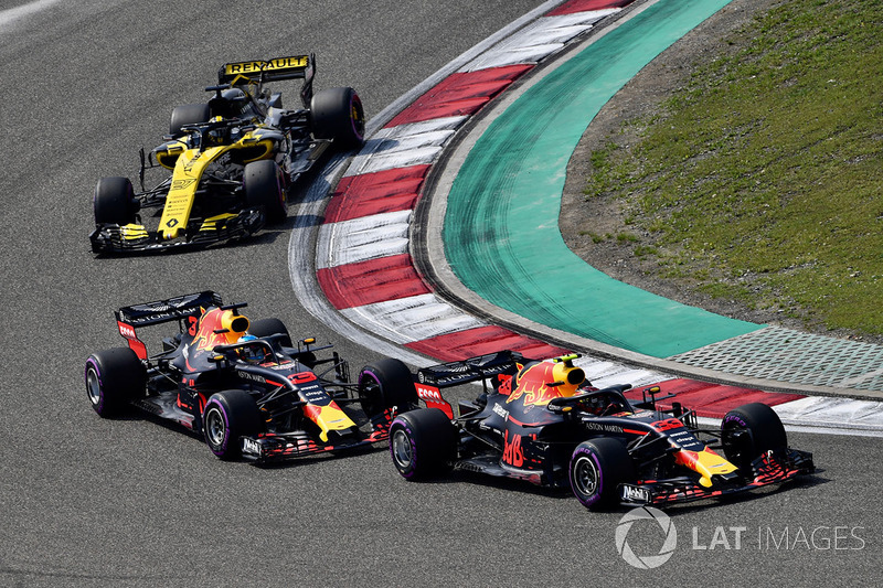 Max Verstappen, Red Bull Racing RB14 devant Daniel Ricciardo, Red Bull Racing RB14 et Nico Hulkenberg, Renault Sport F1 Team R.S. 18