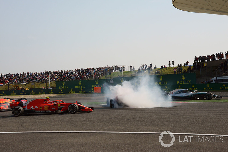 Kimi Raikkonen, Ferrari SF71H e Lewis Hamilton, Mercedes-AMG F1 W09 EQ Power transitano dopo il contratto tra Max Verstappen, Red Bull Racing RB14 e Sebastian Vettel, Ferrari SF71H