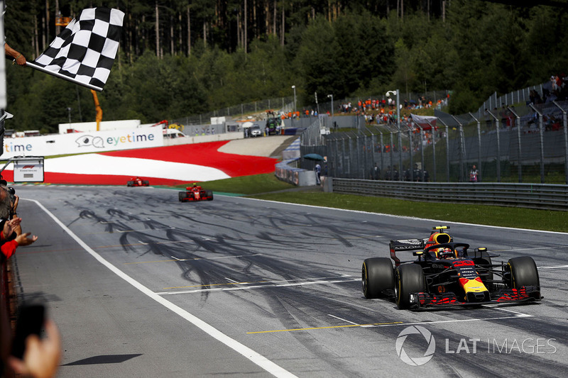 Max Verstappen, Red Bull Racing RB14,delante de Kimi Raikkonen, Ferrari SF71H, y Sebastian Vettel, Ferrari SF71H