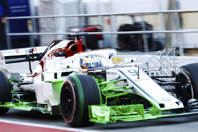 Marcus Ericsson, Sauber C37, carries green flo viz paint