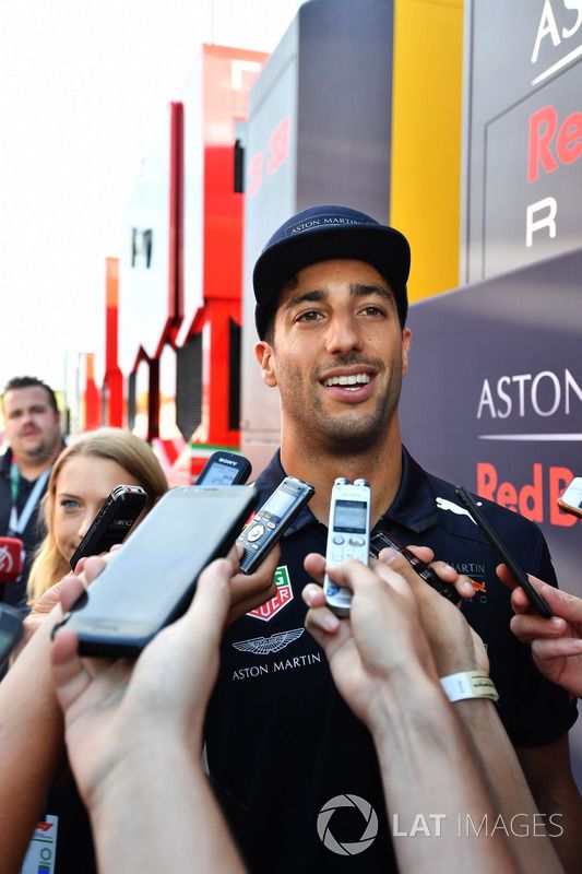 Daniel Ricciardo, Red Bull Racing, habla con los medios