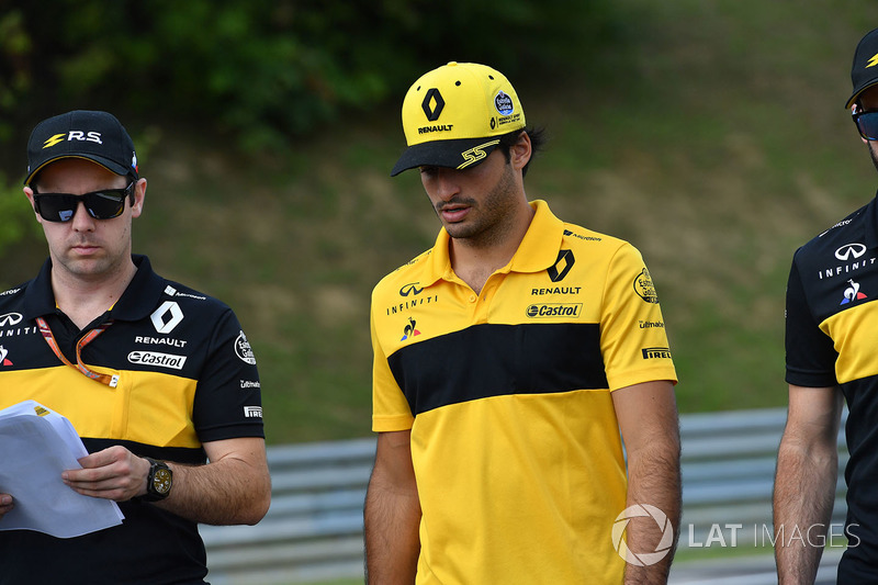 Carlos Sainz Jr., Renault Sport F1 Team walks the track