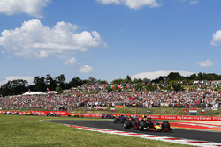 Max Verstappen, Red Bull Racing RB14, voor Pierre Gasly, Toro Rosso STR13, en Carlos Sainz Jr., Renault Sport F1 Team R.S. 18