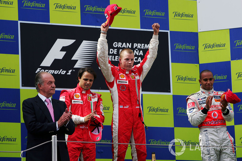 Podium: de Spaanse koning Juan Carlos met winnaar Kimi Raikkonen, Ferrari, tweede Felipe Massa, Ferr