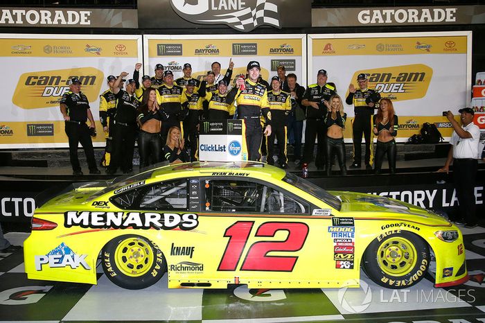 Ganador de la carrera  Ryan Blaney, Team Penske, Menards/Peak Ford Fusion celebra