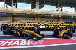 Carlos Sainz Jr., Renault Sport F1 Team et Nico Hulkenberg, Renault Sport F1 Team à la photo d'équipe