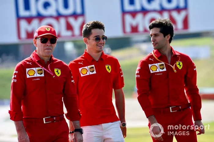 Charles Leclerc, Ferrari, ispeziona il circuito con il suo team