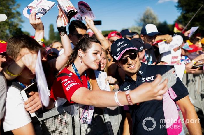 Sergio Perez, Racing Point firma un autógrafo para un aficionado 
