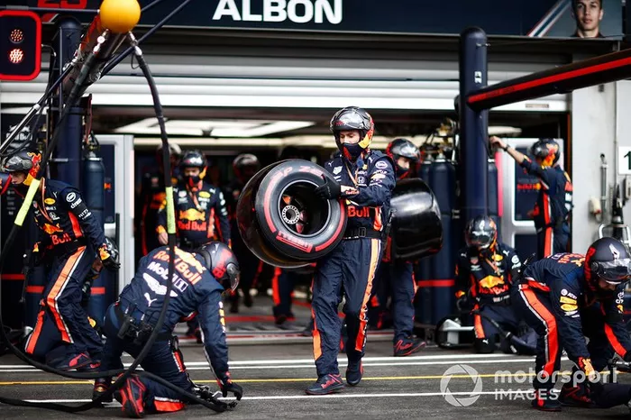 El equipo de boxes de Red Bull toma sus posiciones