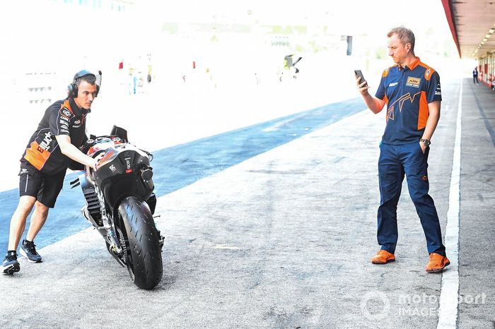 Técnico de KTM fotografiando la moto Aprilia