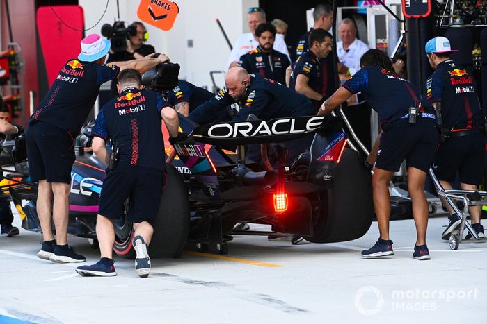 Max Verstappen, Red Bull Racing RB19, en boxes