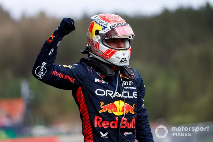 Max Verstappen, Red Bull Racing, 1ª posición, celebra su llegada al Parc Ferme