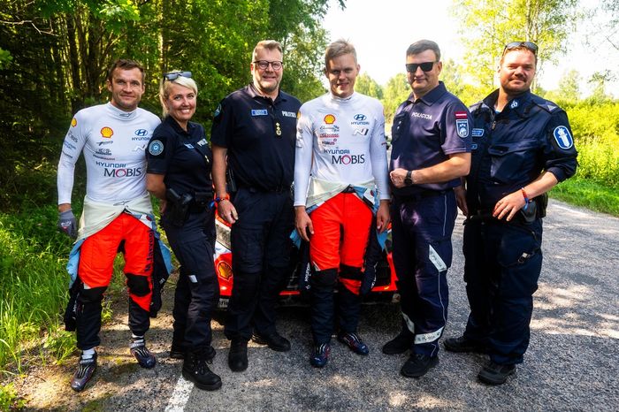Ott Tänak, Martin Järveoja, Hyundai World Rally Team Hyundai i20 N Rally1 with the police